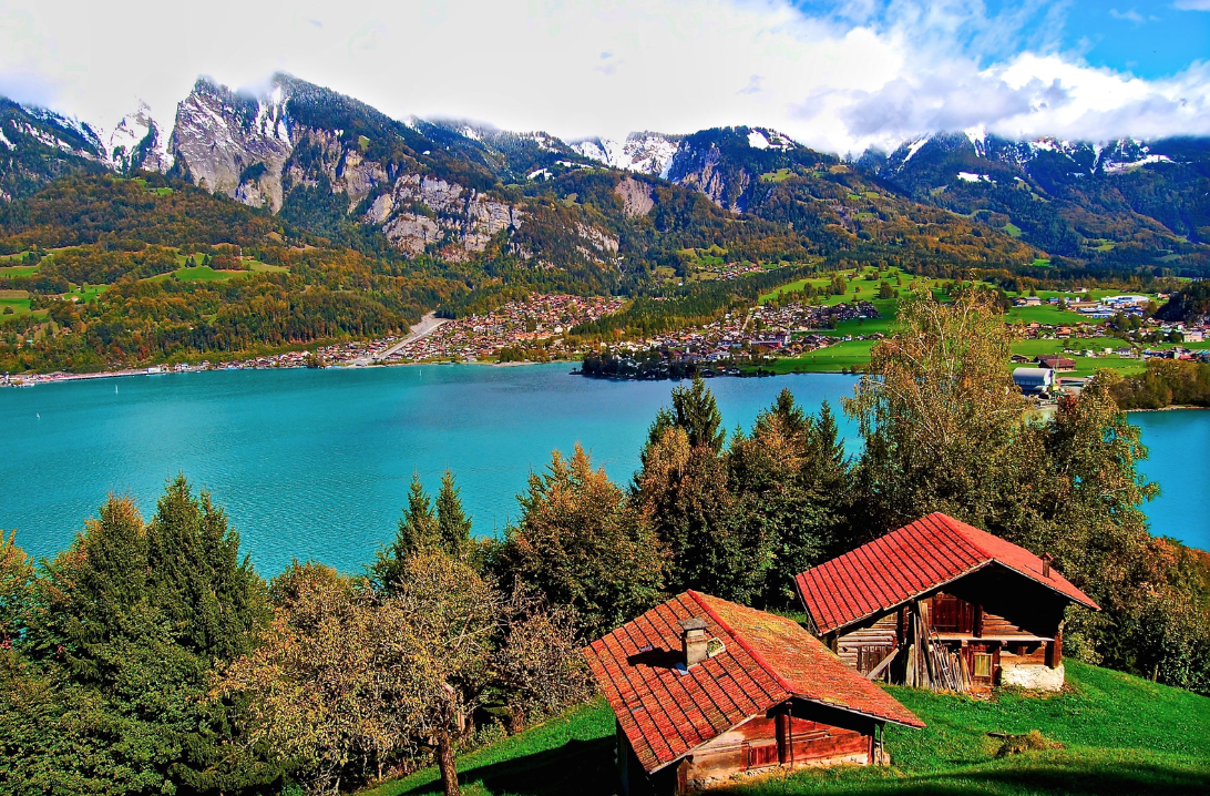 Lake Brienz and mountains